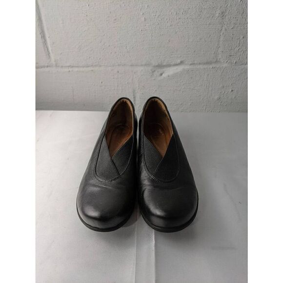 Clarks Loafers Womens Size 8.5 Black Leather Round Toe Stretch Trim Slip On Shoe - Picture 1 of 8